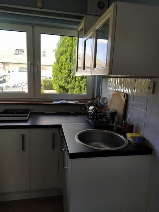 Studio Flat, Frequent Buses, 1-minute Walk To Bus Stop, 15 Minutes To City Center Édimbourg