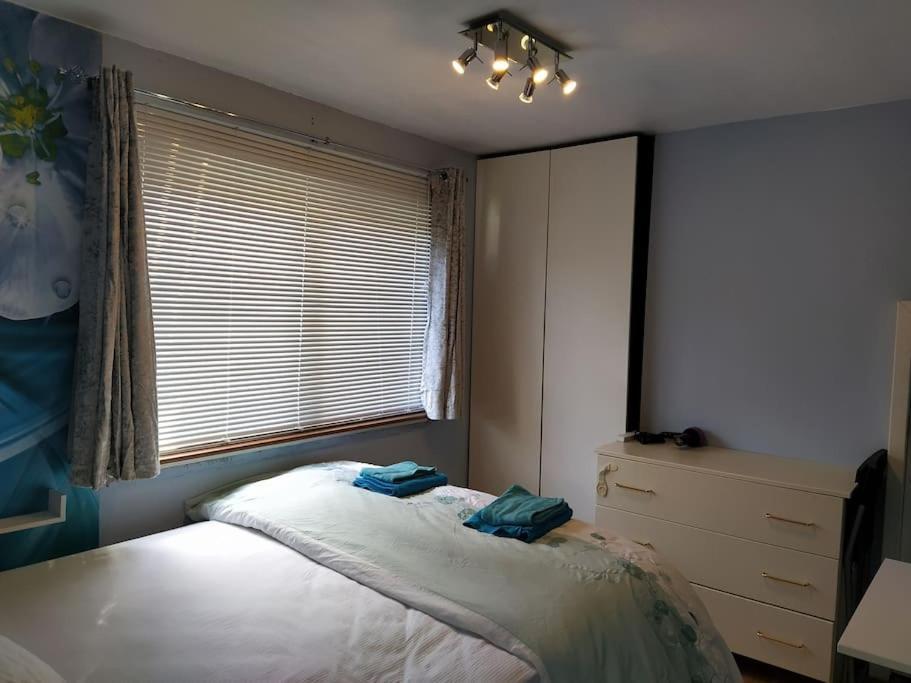 Studio Flat, Frequent Buses, 1-minute Walk To Bus Stop, 15 Minutes To City Center * Édimbourg